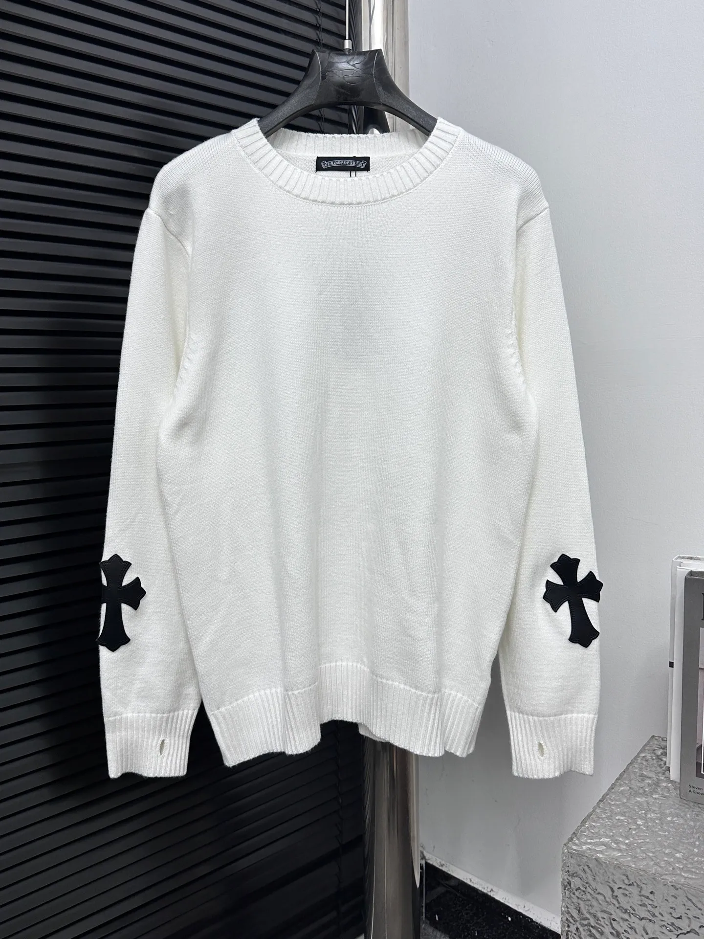 ￼ P250 【Chrome Hearts】Chrome Hearts' new cross-knitted jacquard appliquéd crew neck sweater. Contains 20% wool. The item is made of custom-dyed and custom-spun yarn and purchased from the original version. A full set of customized accessories. Details determine success or failure. A new model for autumn and winter. It is soft and delicate and does not tie the body. The upper body effect is very nice. Loose fit. Same style for men and women. Color: White Black Size: S-L